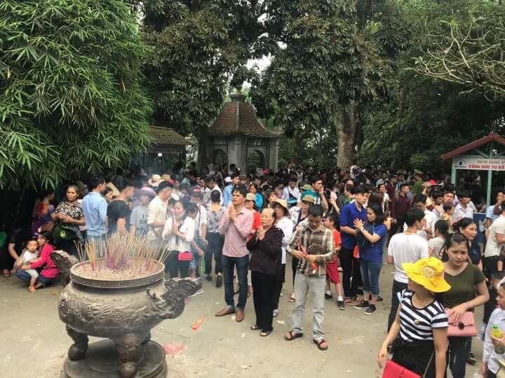 Biển người đổ về Đền Hùng dù chưa chính hội 10/3, nhiều du khách đợi 2 tiếng chưa lên được tới đền